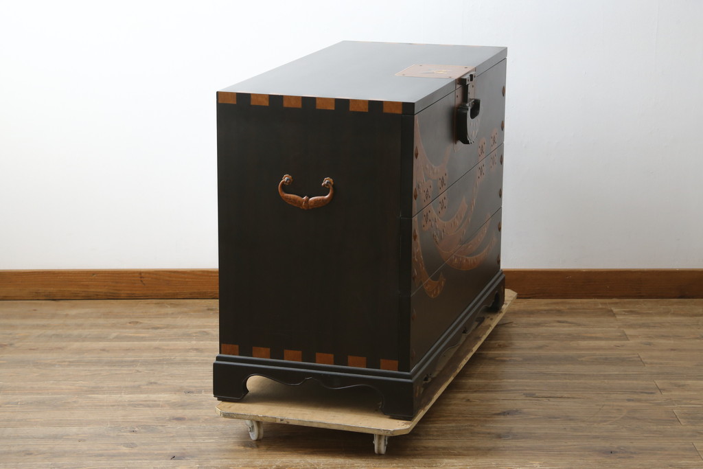 中古　美品!!　国産職人手作り品　黒タン材　「蟻(あり)組」仕立て　美しい花梨象嵌と寄木細工が目を惹くバンタチ風収納箪笥(和タンス、サイドチェスト、ローチェスト、引き出し)(定価約90万円)(R-082843)