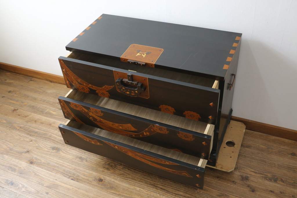 中古　美品!!　国産職人手作り品　黒タン材　「蟻(あり)組」仕立て　美しい花梨象嵌と寄木細工が目を惹くバンタチ風収納箪笥(和タンス、サイドチェスト、ローチェスト、引き出し)(定価約90万円)(R-082843)