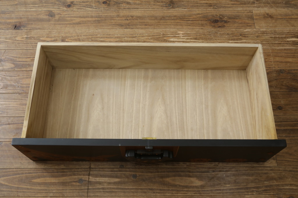 中古　美品!!　国産職人手作り品　黒タン材　「蟻(あり)組」仕立て　美しい花梨象嵌と寄木細工が目を惹くバンタチ風収納箪笥(和タンス、サイドチェスト、ローチェスト、引き出し)(定価約90万円)(R-082843)