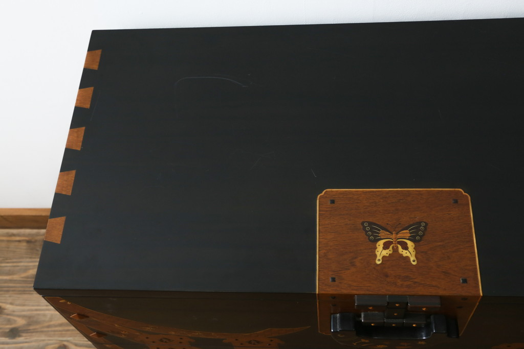 中古　美品!!　国産職人手作り品　黒タン材　「蟻(あり)組」仕立て　美しい花梨象嵌と寄木細工が目を惹くバンタチ風収納箪笥(和タンス、サイドチェスト、ローチェスト、引き出し)(定価約90万円)(R-082843)