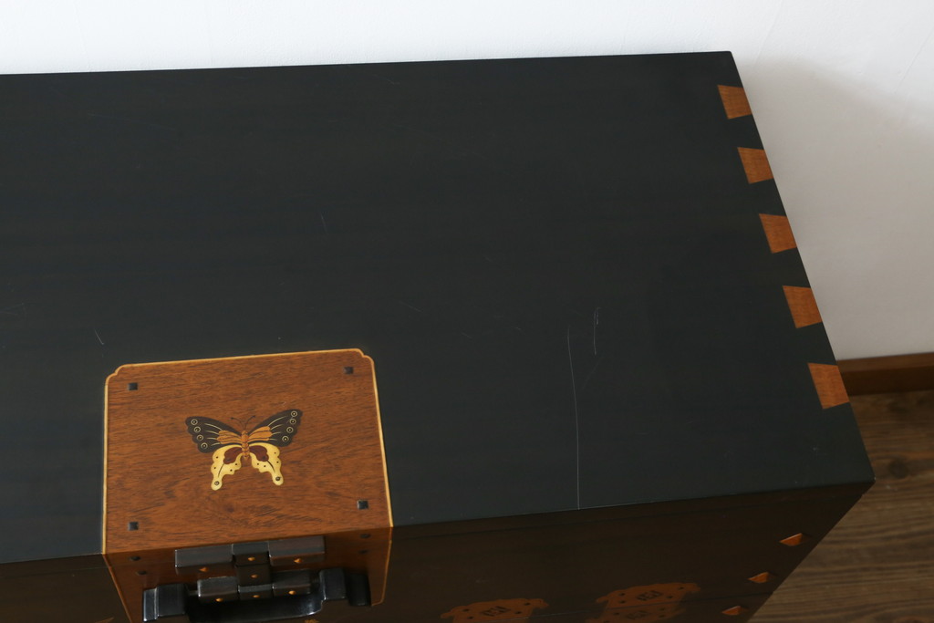 中古　美品!!　国産職人手作り品　黒タン材　「蟻(あり)組」仕立て　美しい花梨象嵌と寄木細工が目を惹くバンタチ風収納箪笥(和タンス、サイドチェスト、ローチェスト、引き出し)(定価約90万円)(R-082843)