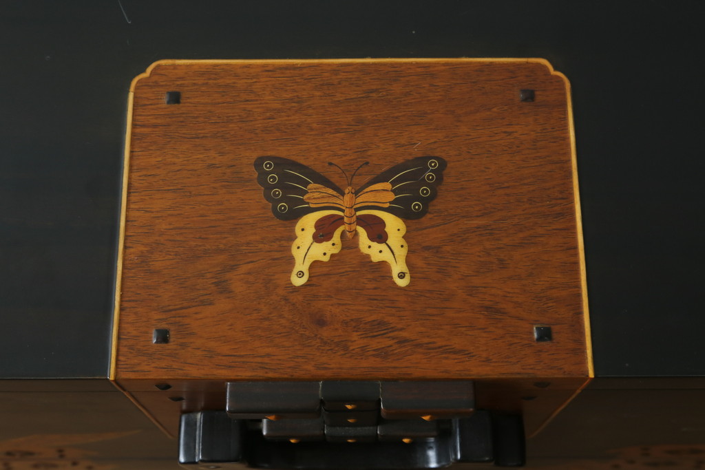 中古　美品!!　国産職人手作り品　黒タン材　「蟻(あり)組」仕立て　美しい花梨象嵌と寄木細工が目を惹くバンタチ風収納箪笥(和タンス、サイドチェスト、ローチェスト、引き出し)(定価約90万円)(R-082843)