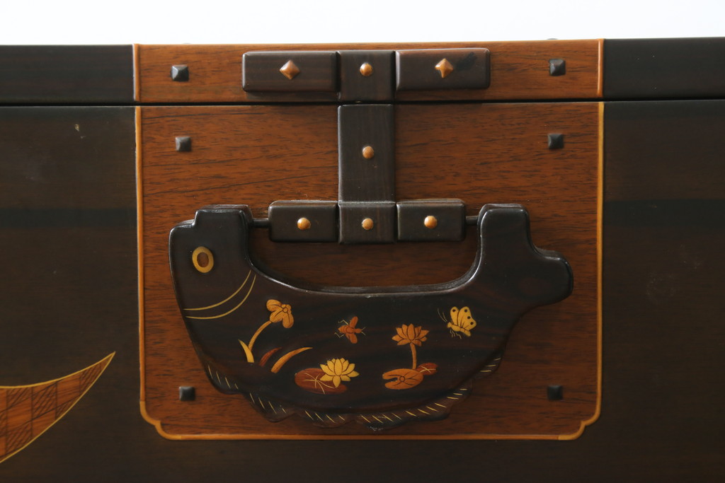 中古　美品!!　国産職人手作り品　黒タン材　「蟻(あり)組」仕立て　美しい花梨象嵌と寄木細工が目を惹くバンタチ風収納箪笥(和タンス、サイドチェスト、ローチェスト、引き出し)(定価約90万円)(R-082843)