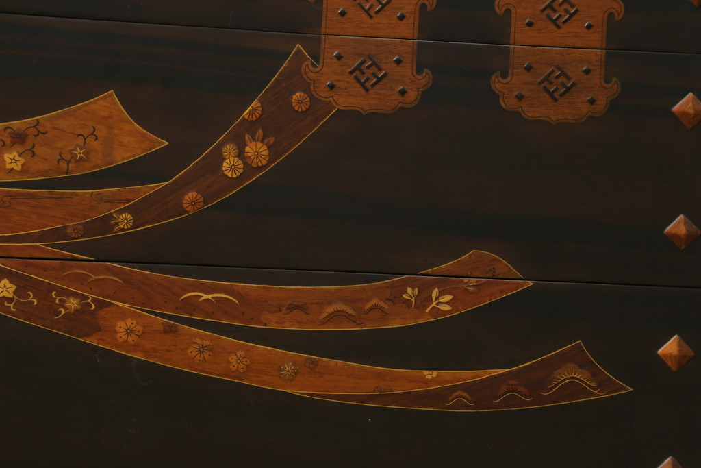 中古　美品!!　国産職人手作り品　黒タン材　「蟻(あり)組」仕立て　美しい花梨象嵌と寄木細工が目を惹くバンタチ風収納箪笥(和タンス、サイドチェスト、ローチェスト、引き出し)(定価約90万円)(R-082843)