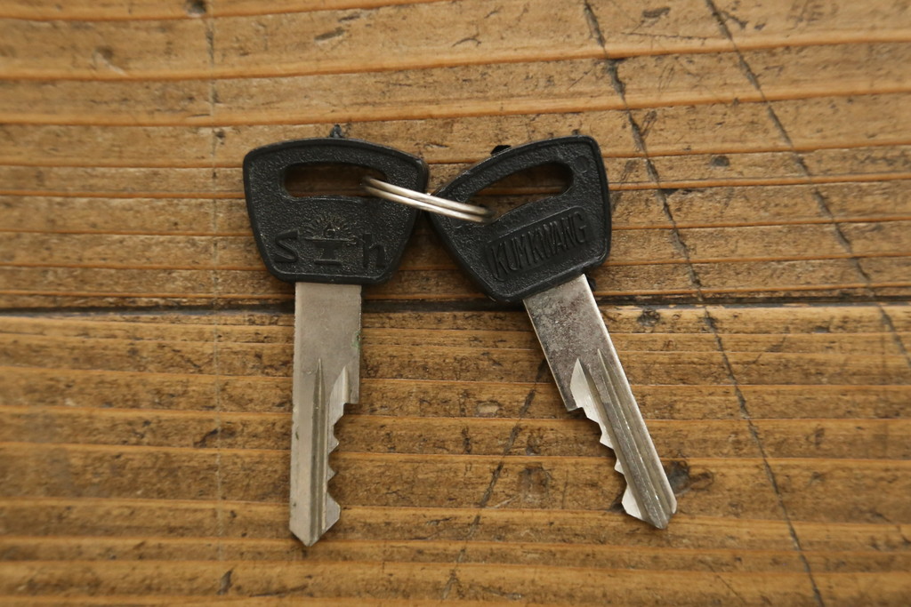 中古　美品!!　国産職人手作り品　黒タン材　「蟻(あり)組」仕立て　美しい花梨象嵌と寄木細工が目を惹くバンタチ風収納箪笥(和タンス、サイドチェスト、ローチェスト、引き出し)(定価約90万円)(R-082843)