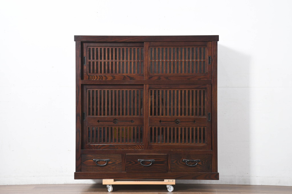 中古　美品　上質な和の空間を演出する水屋箪笥(食器棚、茶箪笥、戸棚、収納棚、キャビネット)(R-082409)