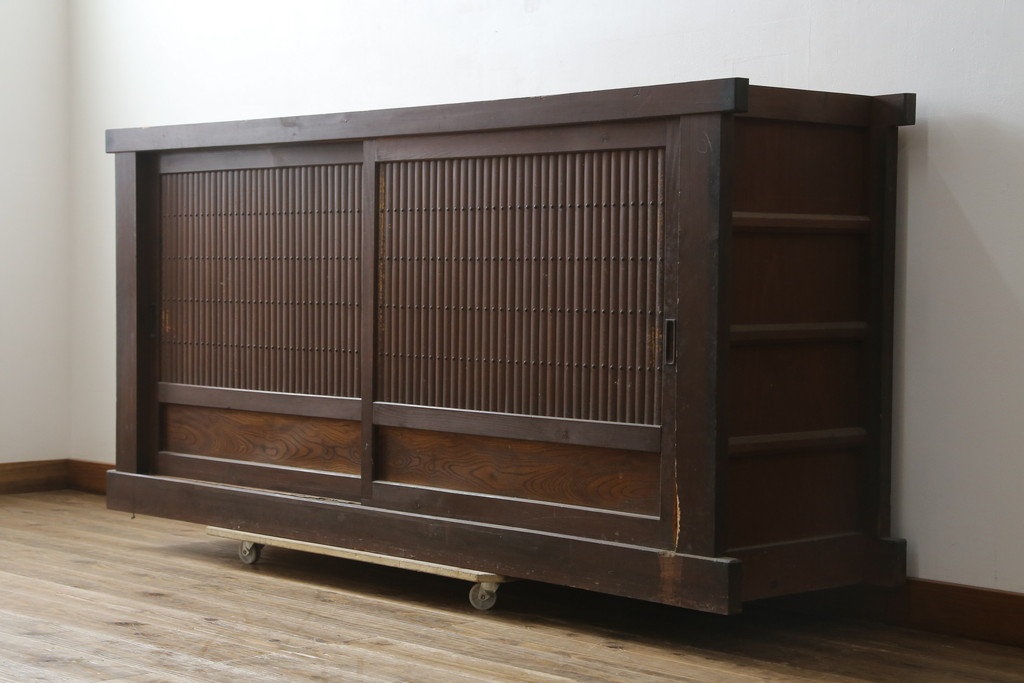 和製アンティーク　美品　和の風格あふれる佇まいが魅力的な丸桟引き戸の水屋箪笥サイドボード(食器棚、収納棚、戸棚、カップボード、サイドキャビネット)(R-082904)