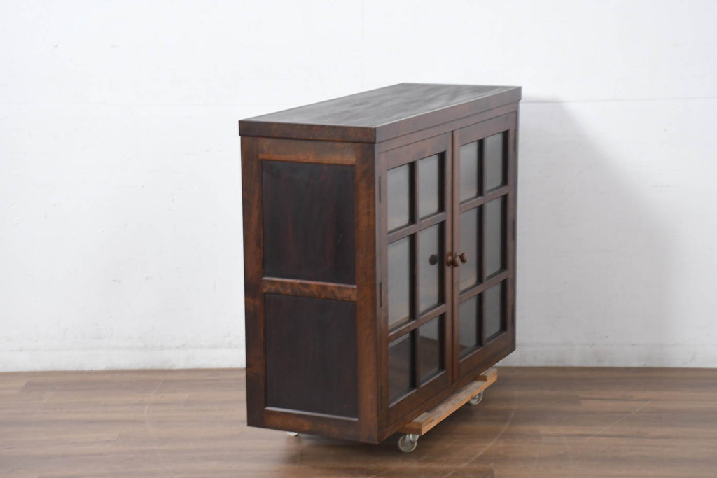中古　美品　松本民芸家具　G-Ⅱ型特注モデル　脚(台輪)付きリメイク　シックな空間づくりが叶う面取りサイドキャビネット(カップボード、収納棚、戸棚、キャビネット、本箱)(R-082354)