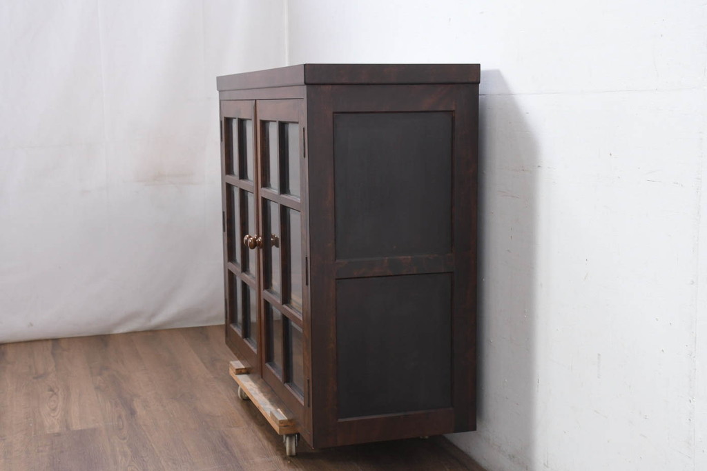 中古　美品　松本民芸家具　G-Ⅱ型特注モデル　脚(台輪)付きリメイク　シックな空間づくりが叶う面取りサイドキャビネット(カップボード、収納棚、戸棚、キャビネット、本箱)(R-082354)