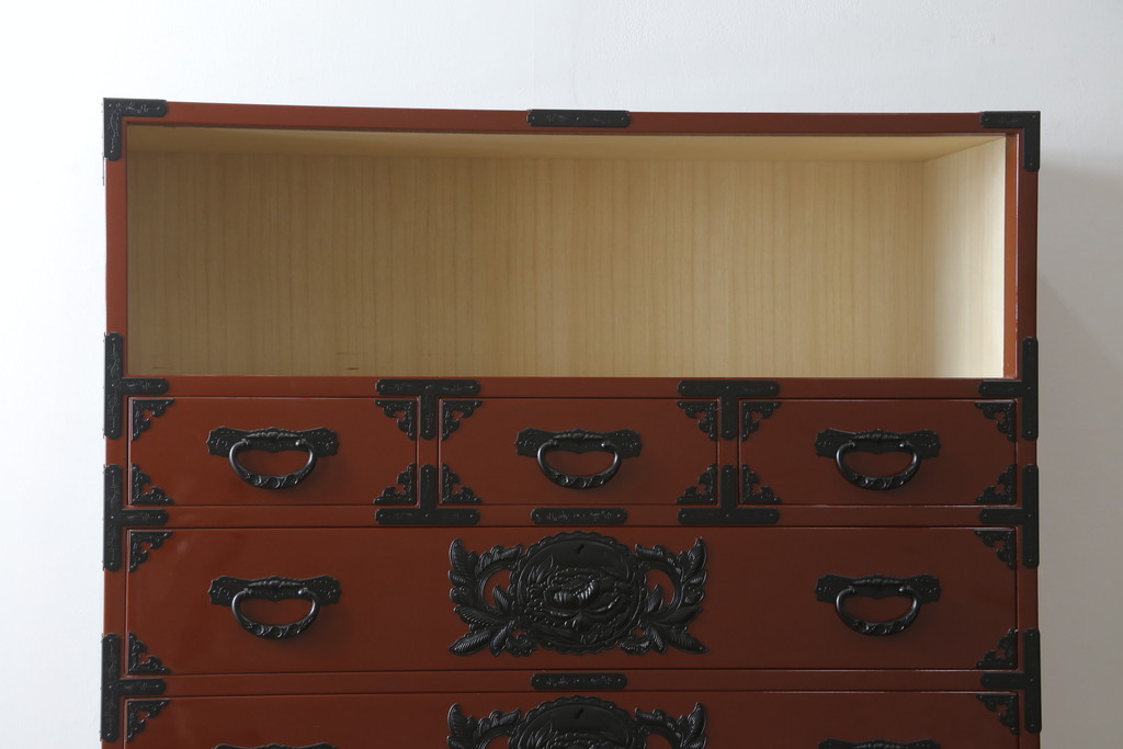 中古　美品　仙台民芸箪笥(仙台箪笥)　欅産業製　朱塗り　漆塗りの朱色に黒々とした金具が映える整理箪笥(朱色、収納箪笥、サイドチェスト、引き出し)(定価約150万円)(R-082855)