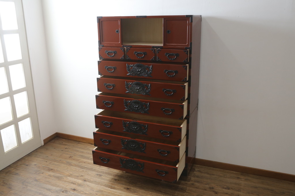 中古　美品　仙台民芸箪笥(仙台箪笥)　欅産業製　朱塗り　漆塗りの朱色に黒々とした金具が映える整理箪笥(朱色、収納箪笥、サイドチェスト、引き出し)(定価約150万円)(R-082855)