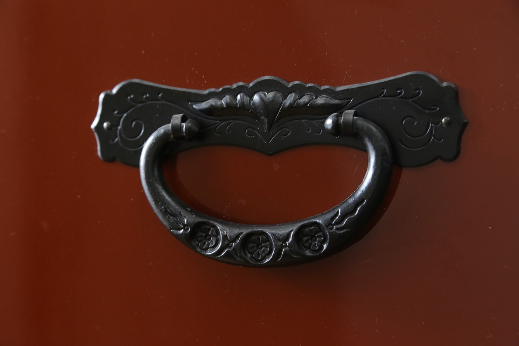 中古　美品　仙台民芸箪笥(仙台箪笥)　欅産業製　朱塗り　漆塗りの朱色に黒々とした金具が映える整理箪笥(朱色、収納箪笥、サイドチェスト、引き出し)(定価約150万円)(R-082855)