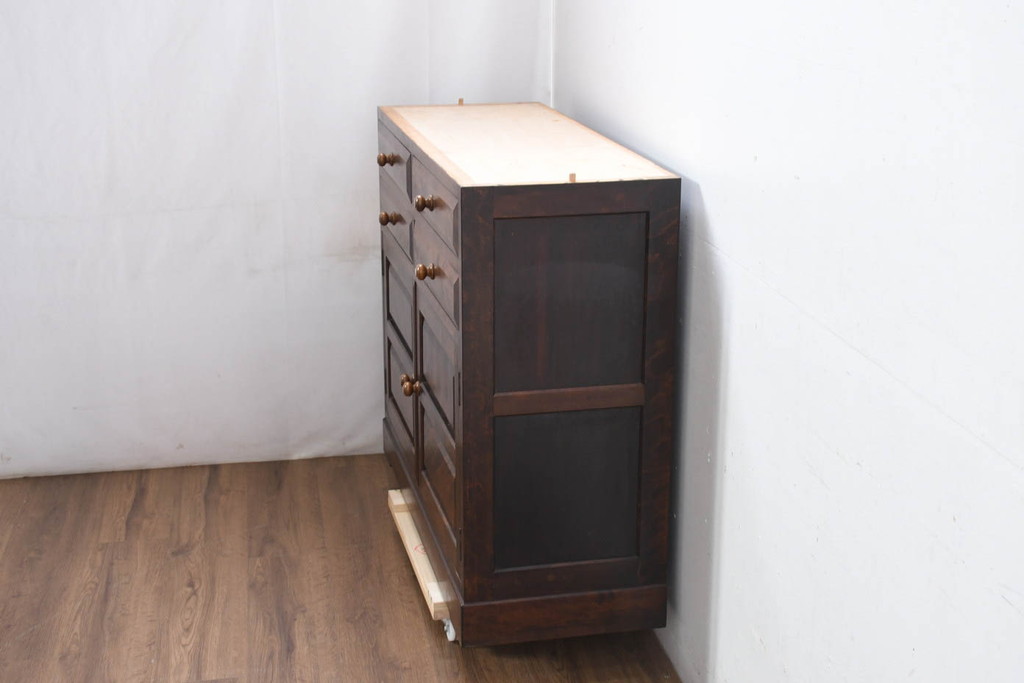 中古　美品　松本民芸家具　G-Ⅱ型特注モデル　天板リメイク　シックな空間づくりが叶う面取りサイドキャビネット(カップボード、収納棚、戸棚、キャビネット、本箱)(R-082355)