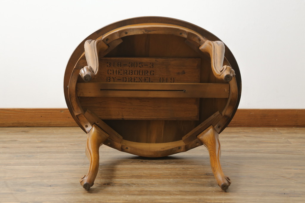 中古　DREXEL HERITAGE(ドレクセルヘリテイジ)　CHERBOURG(シェルブール)　猫脚のデザインがお洒落な格納テーブル付きサイドテーブル(コーヒーテーブル、ナイトテーブル、花台、飾り台)(R-075923)