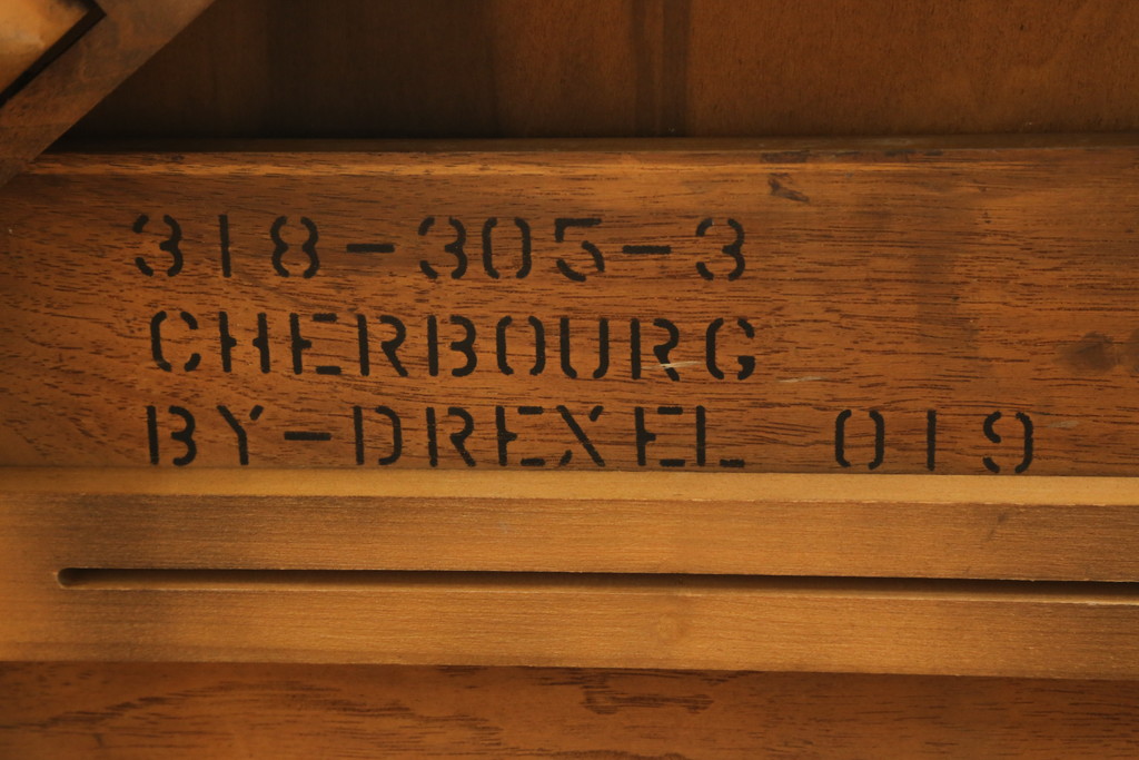 中古　DREXEL HERITAGE(ドレクセルヘリテイジ)　CHERBOURG(シェルブール)　猫脚のデザインがお洒落な格納テーブル付きサイドテーブル(コーヒーテーブル、ナイトテーブル、花台、飾り台)(R-075923)