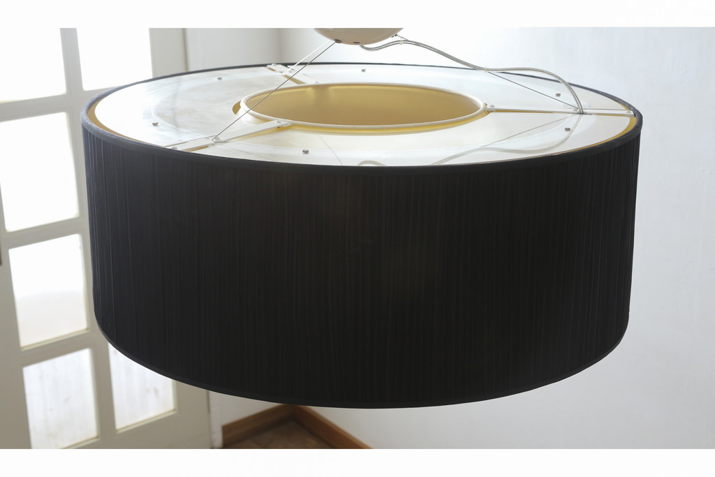 中古　美品　YAMAGIWA(ヤマギワ)　ペンダント照明　BAUMN(バウム)　サークルΦ800mm　ブラックプリーツ加工のエレガントな風合いが魅力のペンダントライト(天井照明、吊り下げ照明)(定価約24万円)(R-082910)