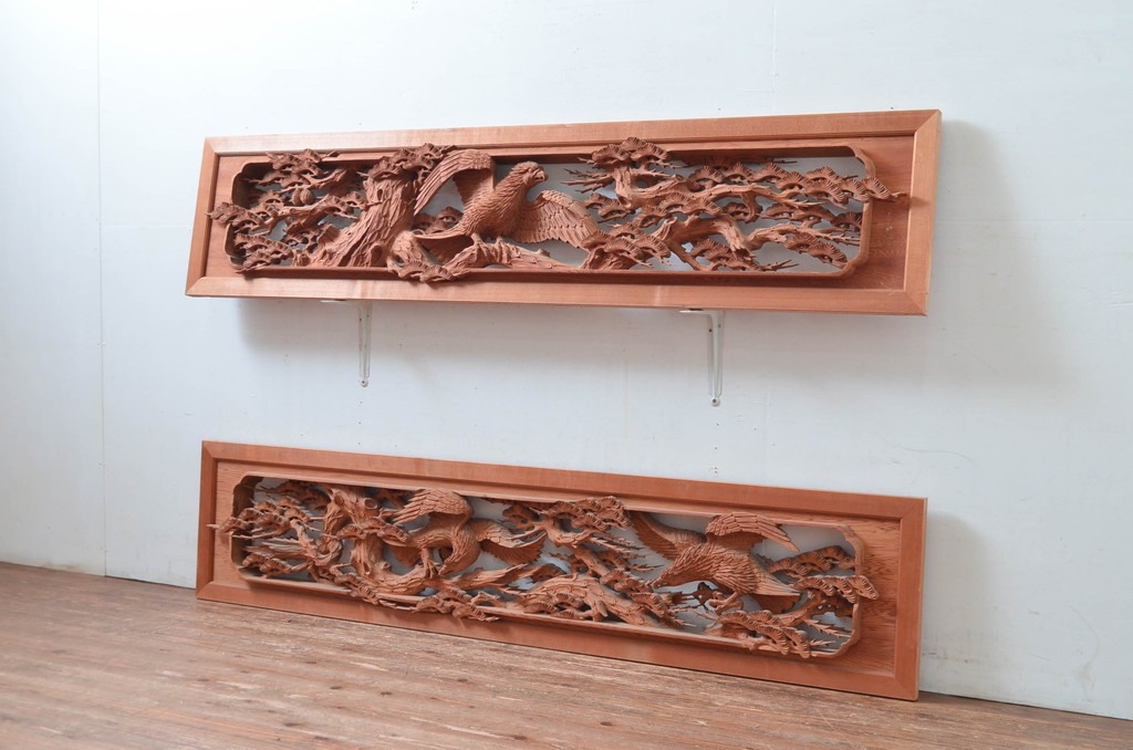 ビンテージ建具　高級品　厚手で大迫力!!　鷹(タカ)に松の図柄が目を惹かれる彫刻欄間2枚セット(明かり取り、明り取り、ヴィンテージ)(R-082582)