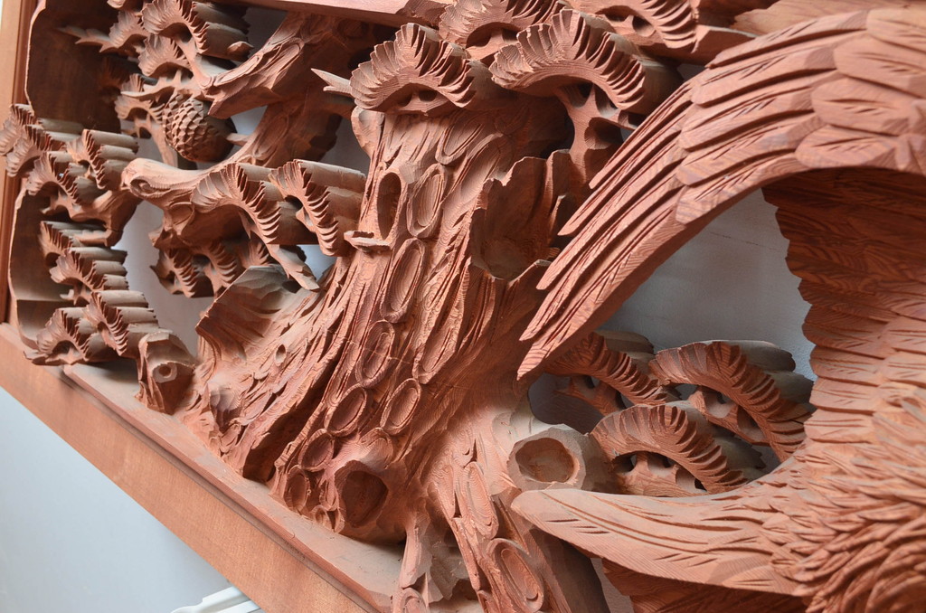 ビンテージ建具　高級品　厚手で大迫力!!　鷹(タカ)に松の図柄が目を惹かれる彫刻欄間2枚セット(明かり取り、明り取り、ヴィンテージ)(R-082582)