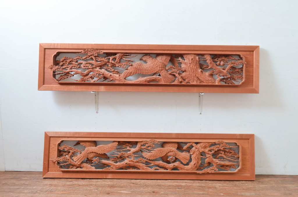 ビンテージ建具　高級品　厚手で大迫力!!　鷹(タカ)に松の図柄が目を惹かれる彫刻欄間2枚セット(明かり取り、明り取り、ヴィンテージ)(R-082582)