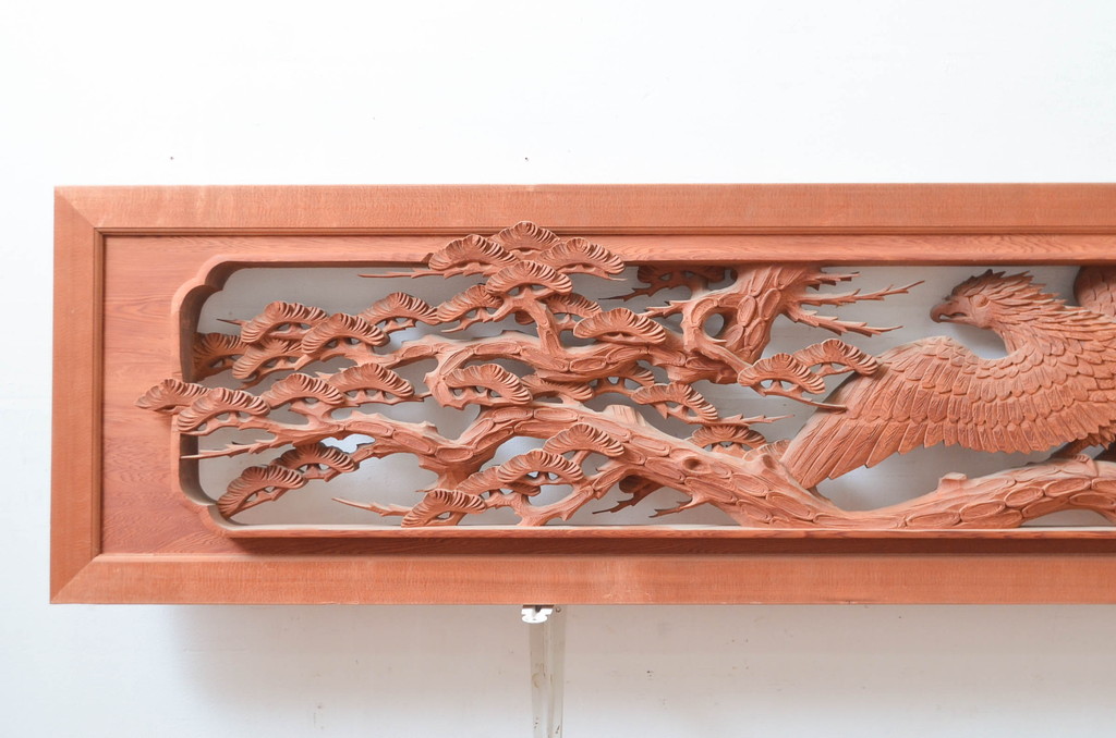 ビンテージ建具　高級品　厚手で大迫力!!　鷹(タカ)に松の図柄が目を惹かれる彫刻欄間2枚セット(明かり取り、明り取り、ヴィンテージ)(R-082582)