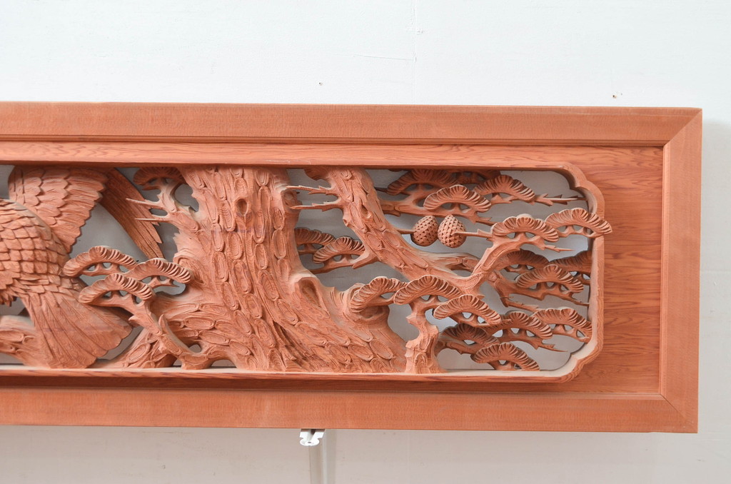 ビンテージ建具　高級品　厚手で大迫力!!　鷹(タカ)に松の図柄が目を惹かれる彫刻欄間2枚セット(明かり取り、明り取り、ヴィンテージ)(R-082582)