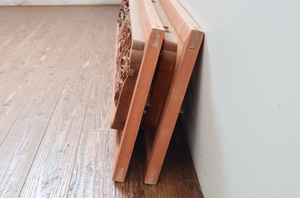 ビンテージ建具　高級品　厚手で大迫力!!　鷹(タカ)に松の図柄が目を惹かれる彫刻欄間2枚セット(明かり取り、明り取り、ヴィンテージ)(R-082582)