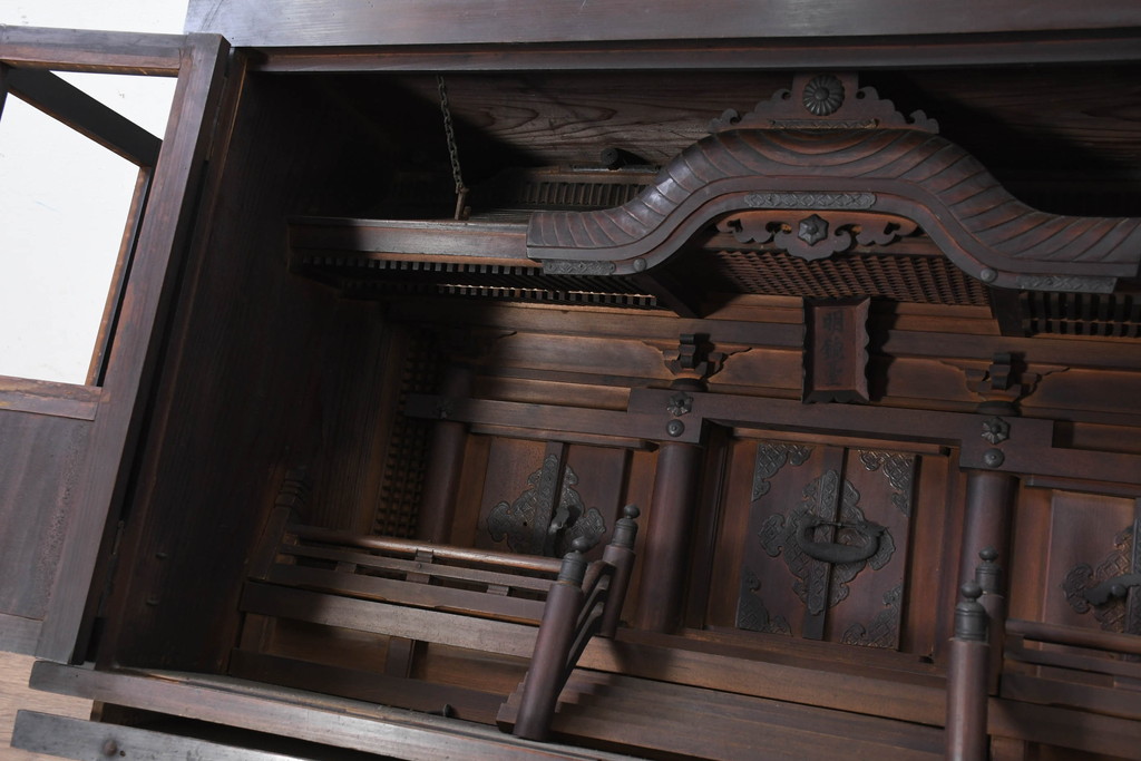ジャンク品　和製アンティーク　美しい彫刻の作りの良い時代神棚(宮形、神殿、縁起棚)(R-081128)