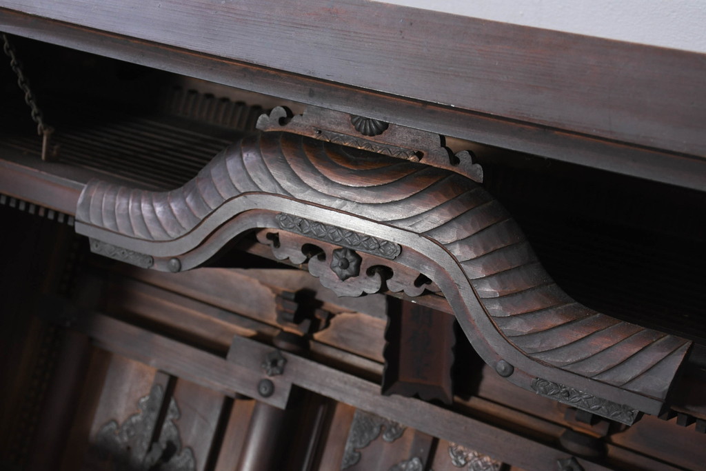 ジャンク品　和製アンティーク　美しい彫刻の作りの良い時代神棚(宮形、神殿、縁起棚)(R-081128)