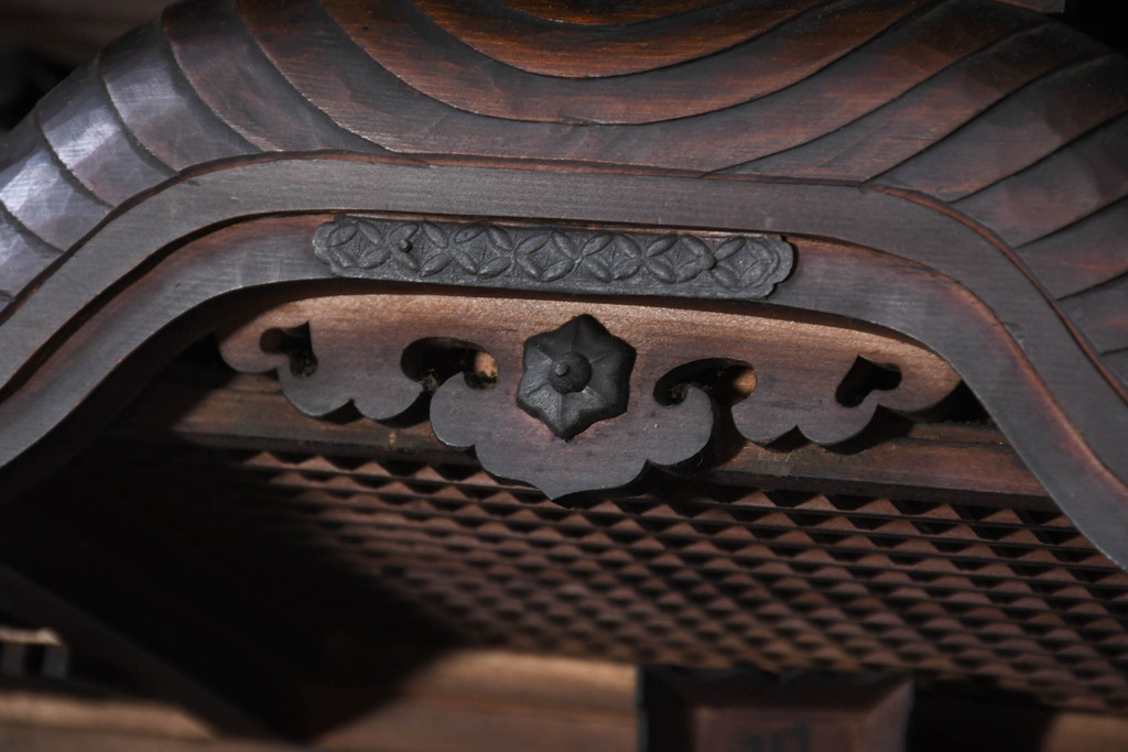 ジャンク品　和製アンティーク　美しい彫刻の作りの良い時代神棚(宮形、神殿、縁起棚)(R-081128)