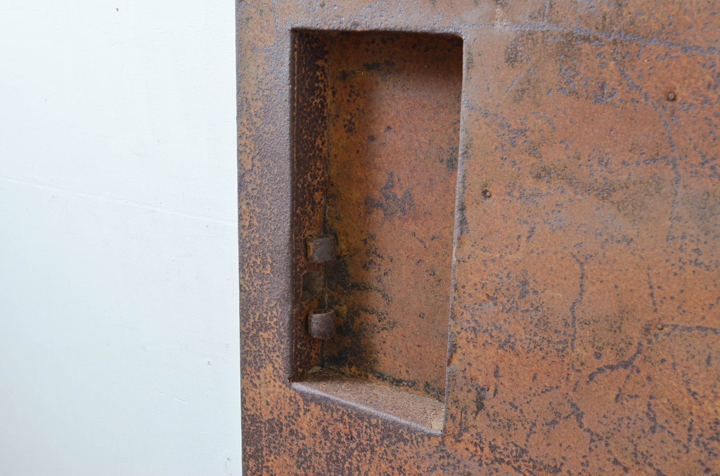アンティーク建具　重厚な雰囲気漂う鉄板張りの蔵戸1枚(鉄扉、玄関戸、引き戸)(R-081577)