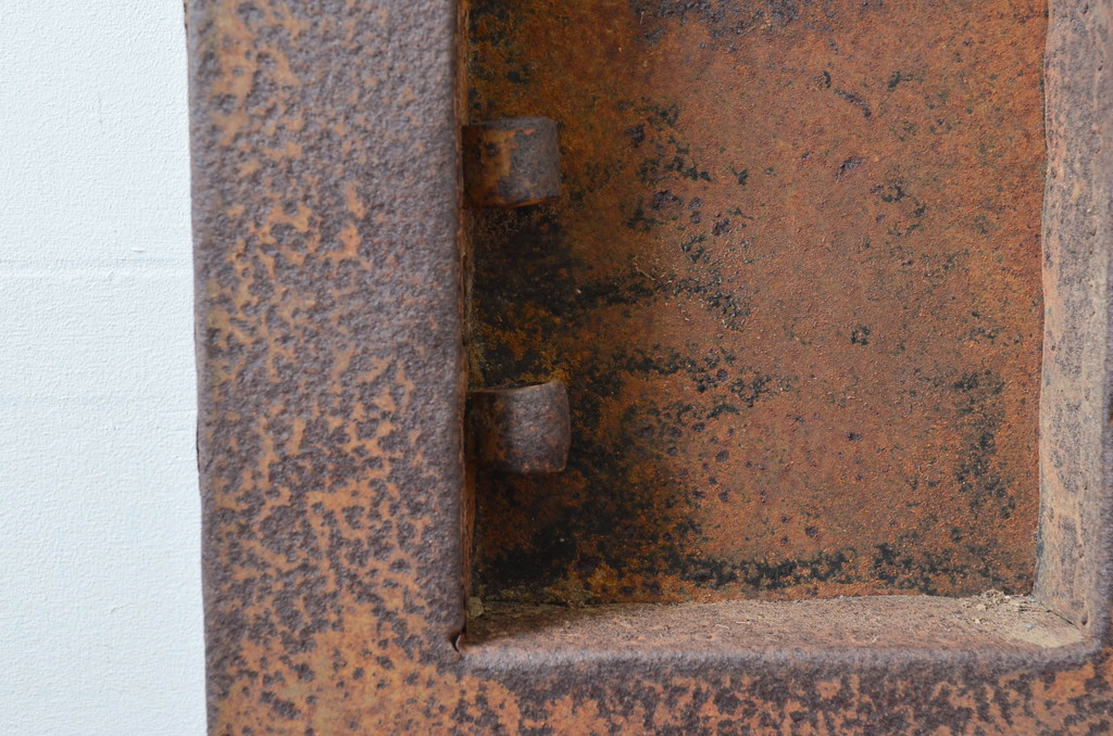 アンティーク建具　重厚な雰囲気漂う鉄板張りの蔵戸1枚(鉄扉、玄関戸、引き戸)(R-081577)