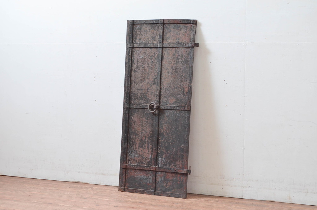 アンティーク建具　使いこまれた風合いが魅力的な鉄扉1枚(鉄板、窓、ドア)(R-081533)