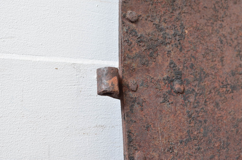 アンティーク建具　使いこまれた風合いが魅力的な鉄扉1枚(鉄板、窓、ドア)(R-081533)