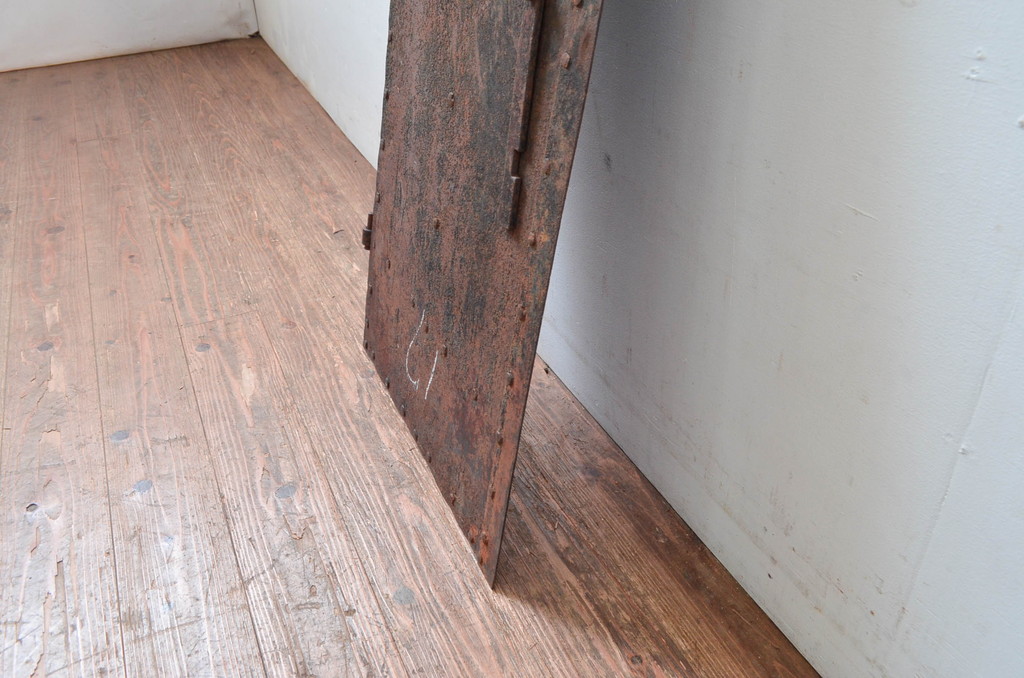 アンティーク建具　使いこまれた風合いが魅力的な鉄扉1枚(鉄板、窓、ドア)(R-081533)