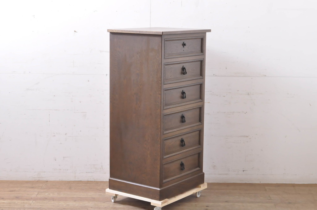 中古　神戸洋家具　伊藤家具　落ち着いた色合いと上品な佇まいが魅力的な縦型チェスト(洋服箪笥、引き出し、サイドチェスト、ハイチェスト)(R-067511)