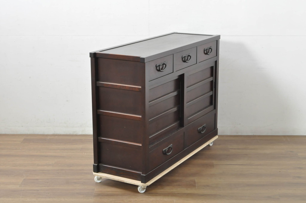 中古　美品　落ち着いた色合いが大人な雰囲気を醸し出す水屋箪笥サイドボード(食器棚、サイドキャビネット、収納棚、戸棚、引き出し)(R-080372)