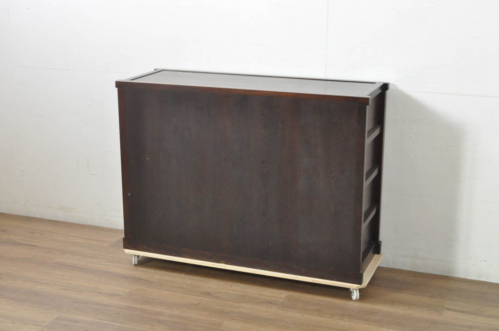 中古　美品　落ち着いた色合いが大人な雰囲気を醸し出す水屋箪笥サイドボード(食器棚、サイドキャビネット、収納棚、戸棚、引き出し)(R-080372)