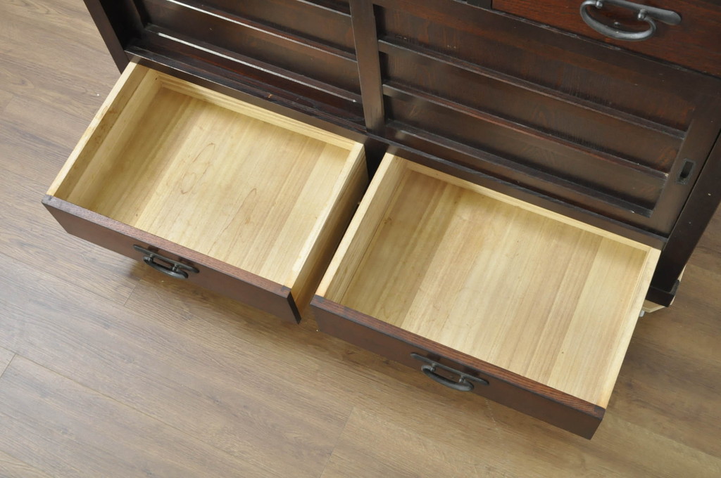 中古　美品　落ち着いた色合いが大人な雰囲気を醸し出す水屋箪笥サイドボード(食器棚、サイドキャビネット、収納棚、戸棚、引き出し)(R-080372)