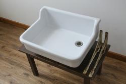 和製アンティーク　日本陶業製　アイアンステー付き　どこか懐かしさ感じる陶器製のシンプルな流し台(シンク、洗面器、洗面ボウル、手洗い器)(R-080094)