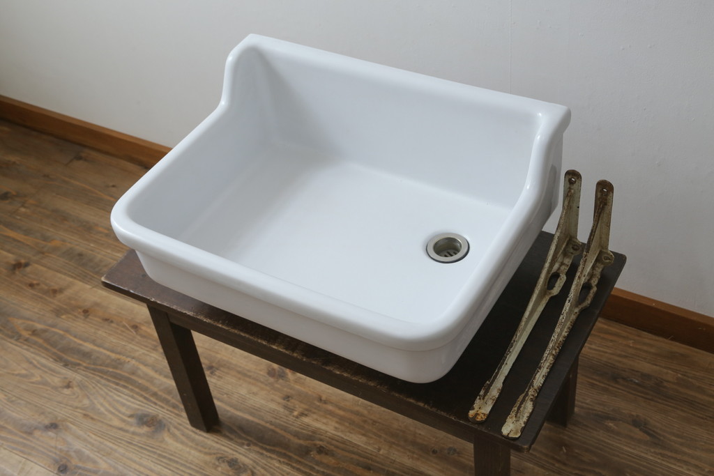 和製アンティーク　日本陶業製　アイアンステー付き　どこか懐かしさ感じる陶器製のシンプルな流し台(シンク、洗面器、洗面ボウル、手洗い器)(R-080094)