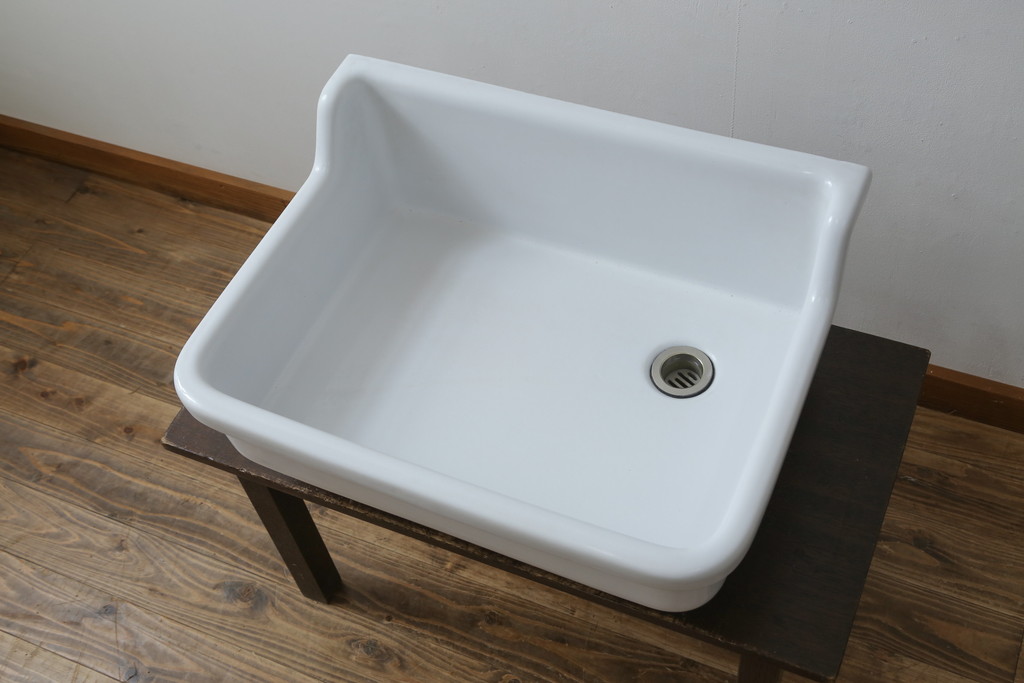 和製アンティーク　日本陶業製　アイアンステー付き　どこか懐かしさ感じる陶器製のシンプルな流し台(シンク、洗面器、洗面ボウル、手洗い器)(R-080094)