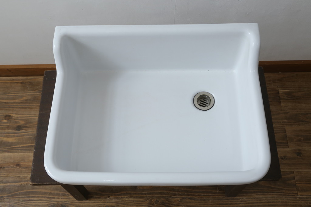 和製アンティーク　日本陶業製　アイアンステー付き　どこか懐かしさ感じる陶器製のシンプルな流し台(シンク、洗面器、洗面ボウル、手洗い器)(R-080094)