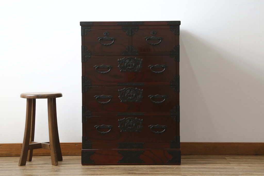 中古　美品　田中家具　重厚感ある佇まいが魅力的な二本松欅箪笥(和タンス、整理箪笥、衣装箪笥、サイドボード、引き出し)(R-081371)
