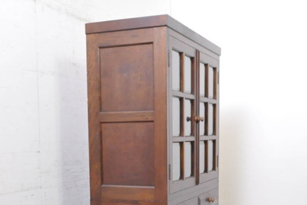 中古　松本民芸家具　G-1型面取食器棚　脚(台輪)付きリメイク　落ち着きのある洗練された佇まいが魅力のサイドキャビネット(カップボード、収納棚、戸棚、キャビネット、本箱)(R-083092)