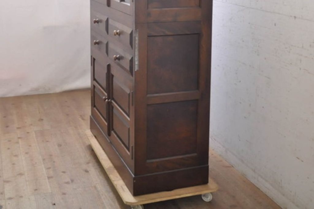 中古　松本民芸家具　G-1型面取食器棚　天板リメイク　落ち着きのある洗練された佇まいが魅力のサイドキャビネット(カップボード、収納棚、戸棚、キャビネット、本箱)(R-083093)