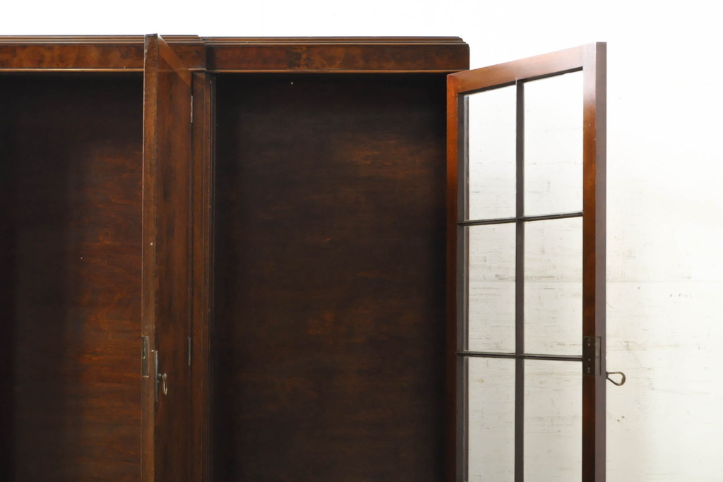 イギリスアンティーク　Lloyd's Antiques(ロイズ・アンティークス)取り扱い　名門　WARING&GILLOW(ワーリングアンドギロー)社製　マホガニー材　クラシカルな雰囲気溢れるサイドボード(キャビネット、飾り棚、収納棚、戸棚、英国)(R-074025)