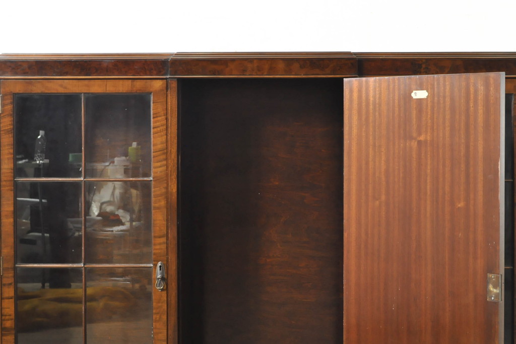 イギリスアンティーク　Lloyd's Antiques(ロイズ・アンティークス)取り扱い　名門　WARING&GILLOW(ワーリングアンドギロー)社製　マホガニー材　クラシカルな雰囲気溢れるサイドボード(キャビネット、飾り棚、収納棚、戸棚、英国)(R-074025)