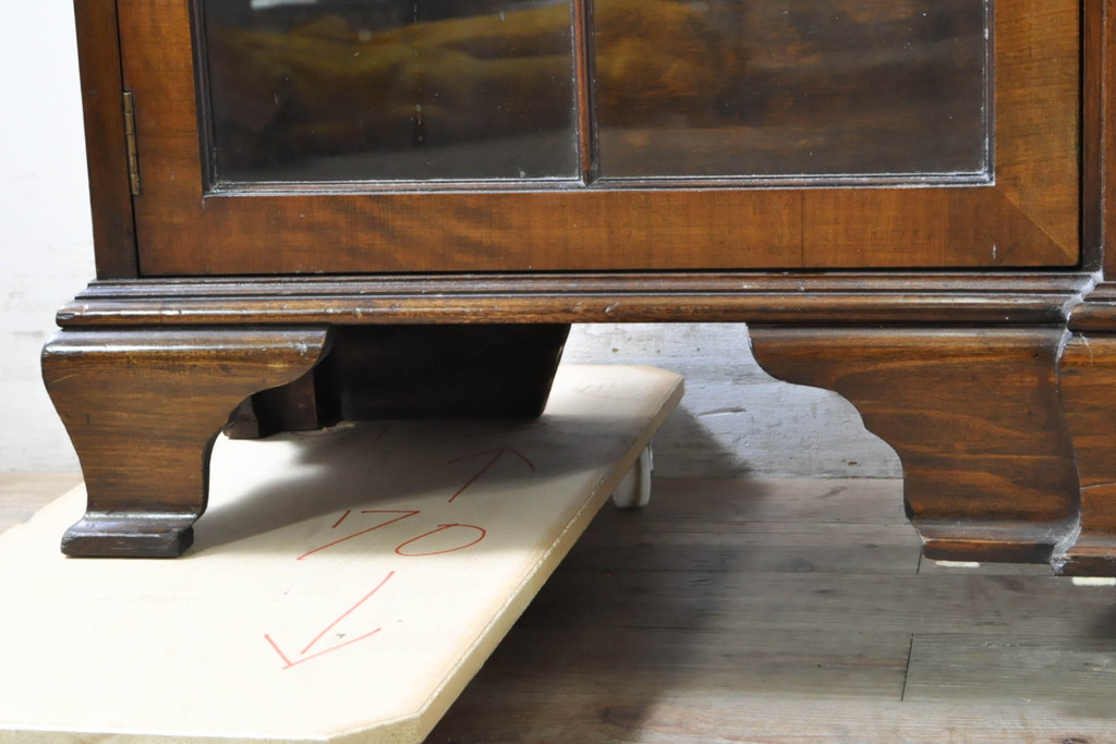 イギリスアンティーク　Lloyd's Antiques(ロイズ・アンティークス)取り扱い　名門　WARING&GILLOW(ワーリングアンドギロー)社製　マホガニー材　クラシカルな雰囲気溢れるサイドボード(キャビネット、飾り棚、収納棚、戸棚、英国)(R-074025)