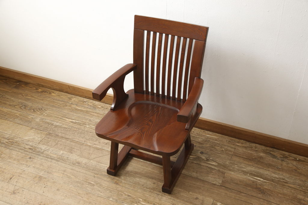 中古　未使用新古品　ニレ材　和モダンな雰囲気を醸し出す回転チェア(ダイニングチェア、板座チェア、アームチェア)(R-058775)