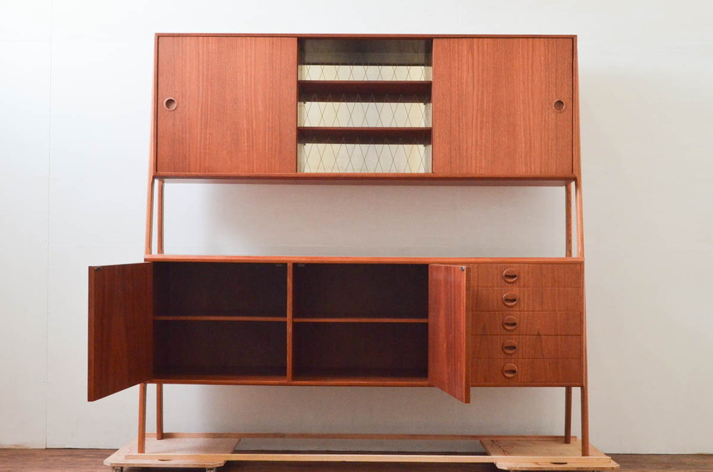デンマークビンテージ　チーク材　北欧テイストのお部屋づくりにぴったり!!木の温もりを感じさせる洗練されたフォルムのサイドボード(キャビネット、収納棚、戸棚、ヴィンテージ、北欧)(R-074204)